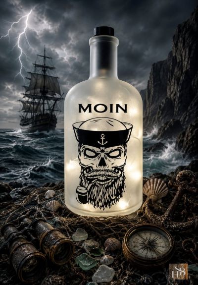 Beleuchtete Moin Flasche mit Seemann Totenkopf Motiv im Gewitter